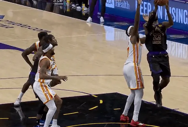 开云App-詹姆斯突破上篮时顶到膝盖，随后一瘸一拐跺跺脚继续打