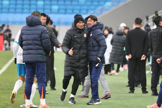 开云下载-青岛两队大变样 德比战和为贵两土帅斗法未分胜负